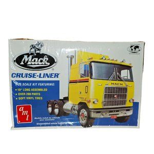 New- AMT- Mack Cruise-Liner 1/25 Scale Model Kit